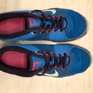 Nike women’s tennis shoes!!